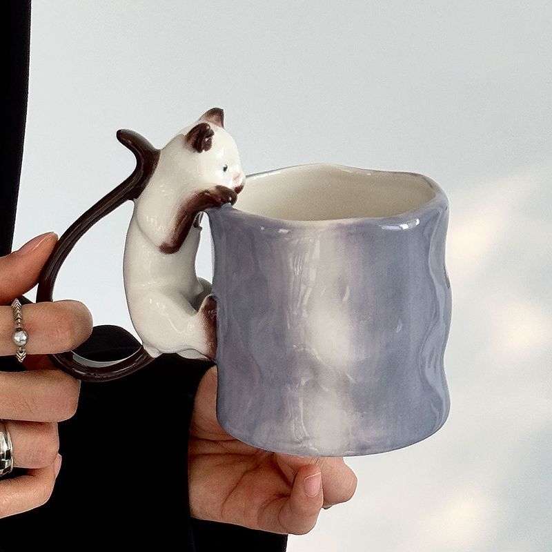 Handmade Ceramic Mug - 不規則な形の手作り3Dシャム猫柄ハンドル付きグラデーションパープル大容量セラミックマグカップ、日常使いに最適