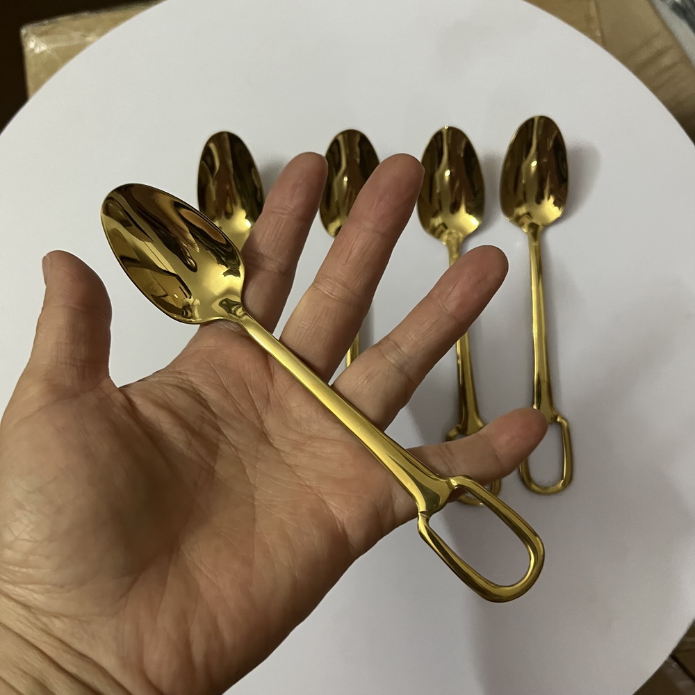 Gold Cutlery Flatware - 穴がぶら下がっているステンレス製のカトラリー、ゴールドウェストカトラリー、コーヒースプーン、食品のおすすめ、304