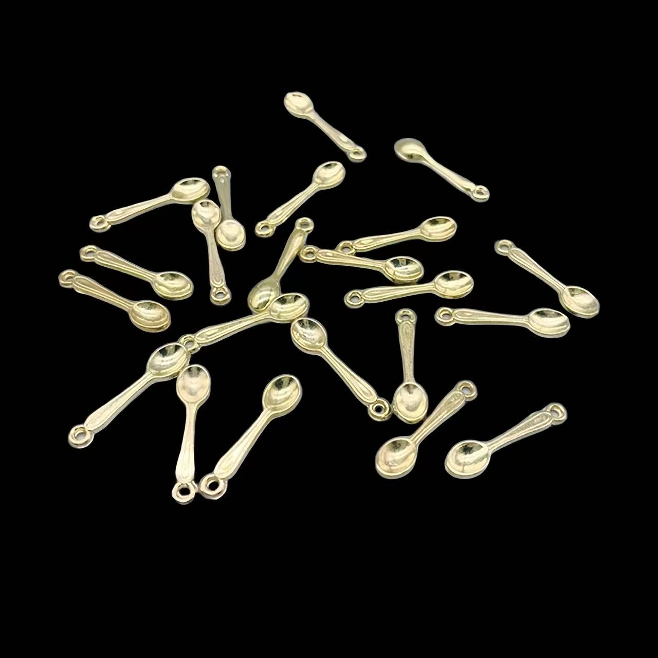 100 個小さなスプーンチャームゴールドメッキ CCB チャ - Gold Cutlery Flatware のレビューと価格