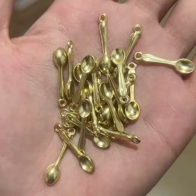 100 個小さなスプーンチャームゴールドメッキ CCB チャ - Gold Cutlery Flatware のレビューと価格