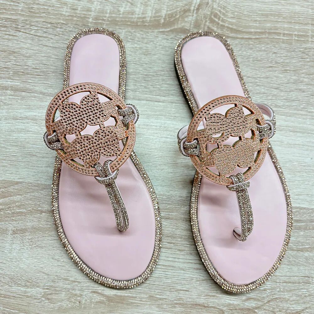 高級ブランド有名デザイナーの夏用フラットサンダル、ローヒール - Luxury Lifestyle Products のレビューと価格