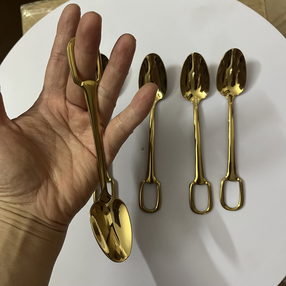 穴がぶら下がっているステンレス製のカトラリー、ゴールドウェス - Gold Cutlery Flatware のレビューと価格